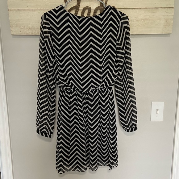 Express dress - Picture 2 of 11